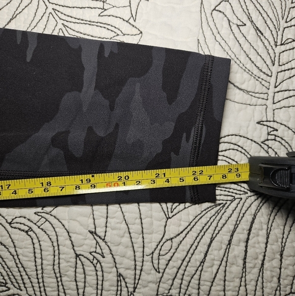 VGUC Athleta Elation Camo 7/8 tight Black Grey Small - Picture 11 of 12